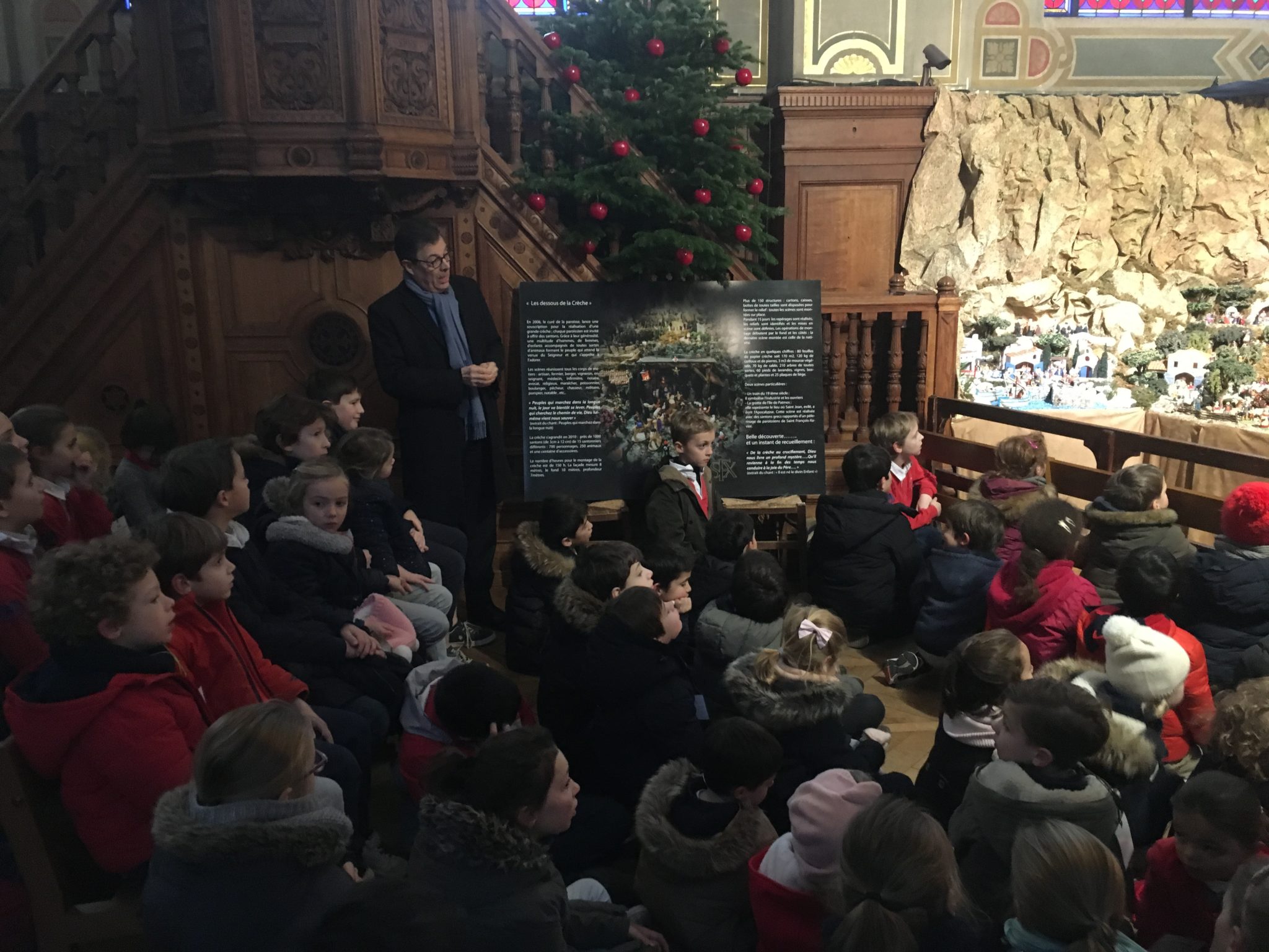 Visite de la crèche par les CM2 et GS de l'ENC Paroisse Saint