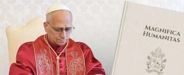 Le pape Léon XIV signant l’encyclique Magnifica Humanitas