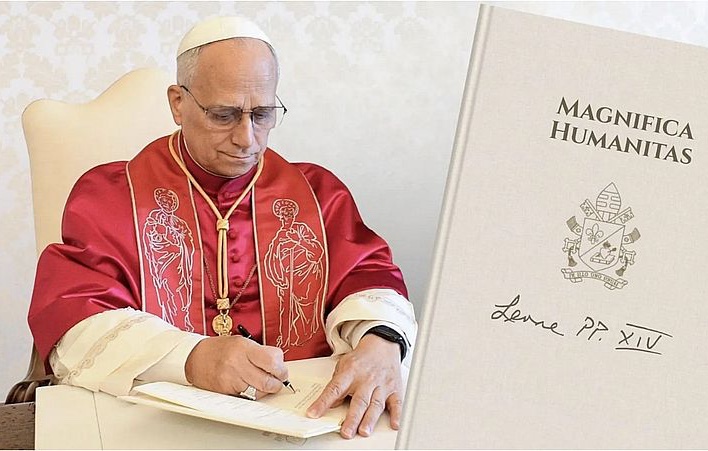 Le pape Léon XIV signant l’encyclique Magnifica Humanitas